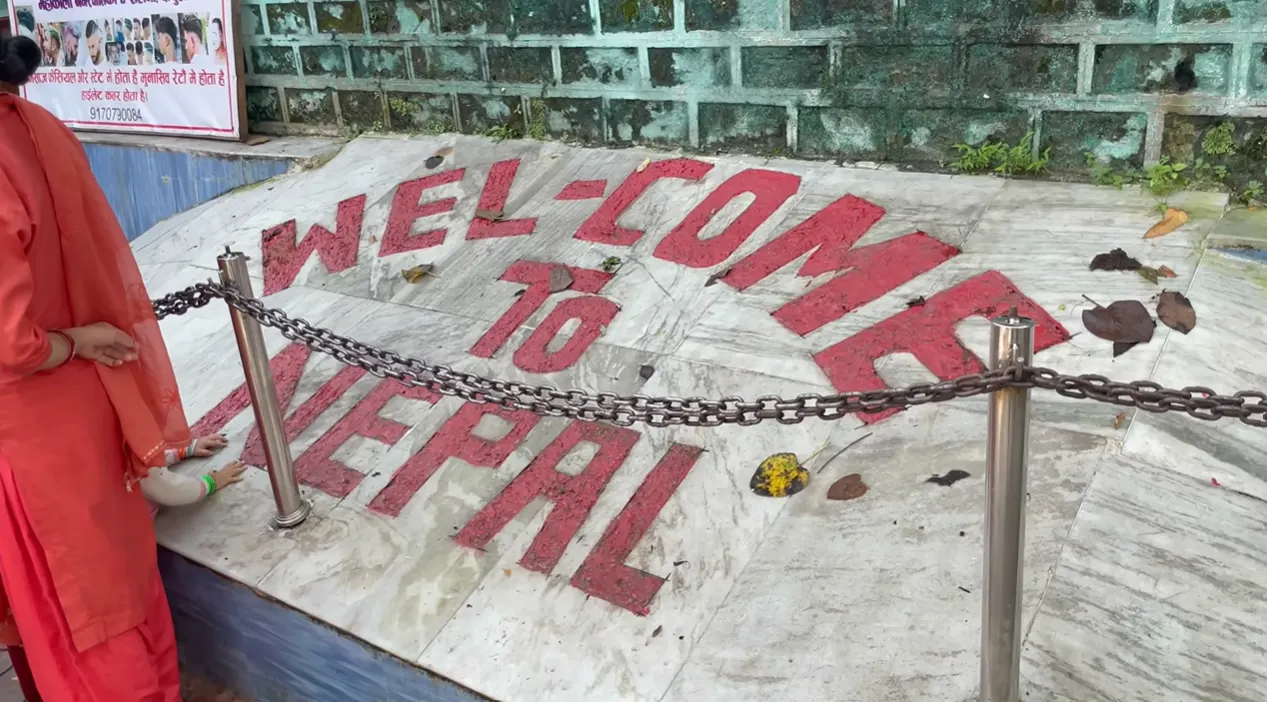 Welcome to Nepal sign across the pedestrian bridge from Dharchula