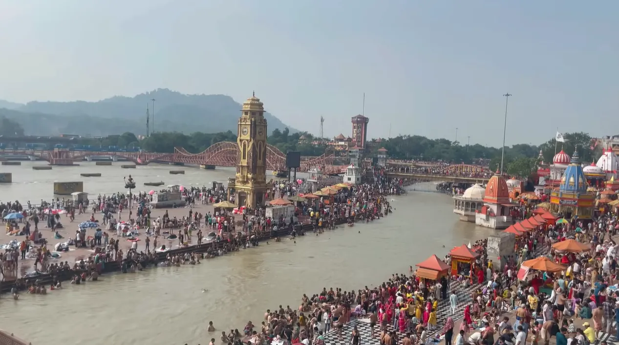 Crowded Har Ki Pauri ghat in Haridwar with bathers along the Ganga
