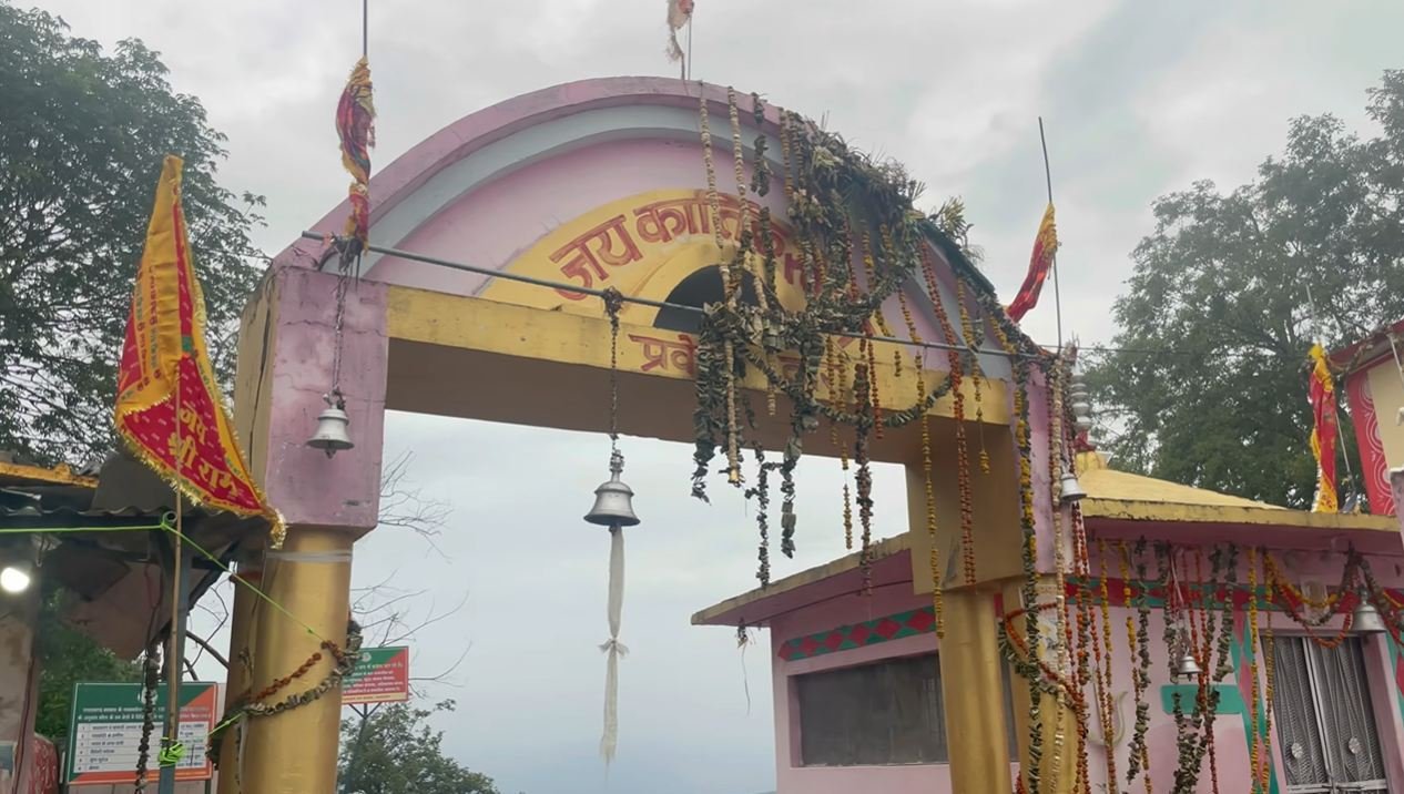 Decorated gateway at the Kartik Swami Temple trek entrance in Kanakchauri