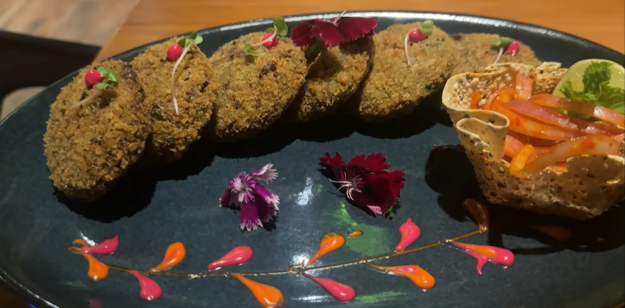 Crumb-coated vegetarian starter served with sliced vegetables at Mongabay Gurgaon