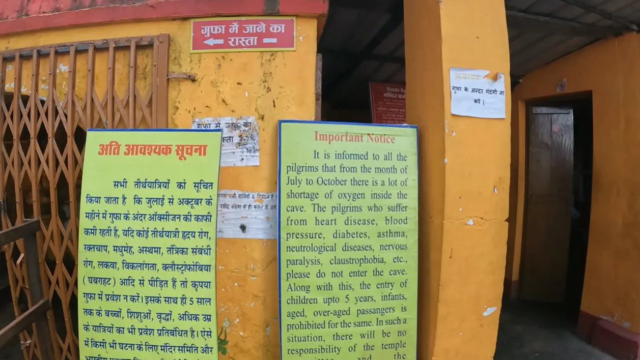 Medical and oxygen warning board outside Patal Bhuvaneshwar cave
