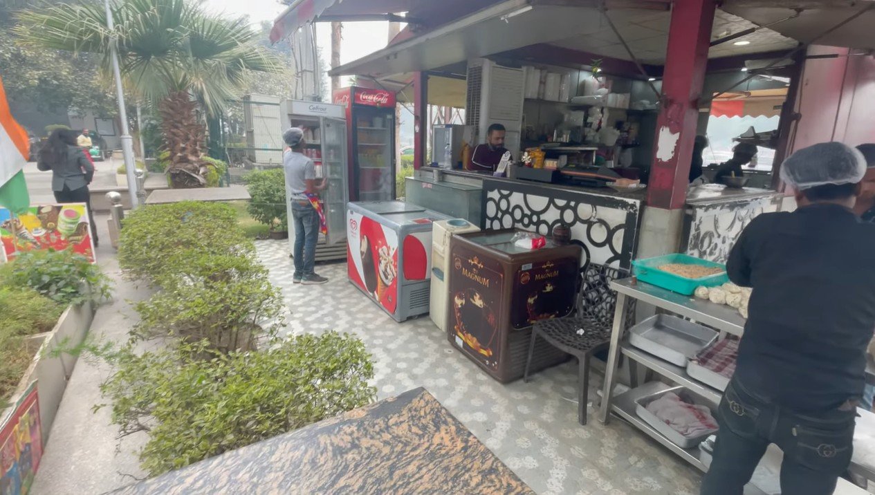 Staff preparing food at the Pyare Lal Amritsari Gurgaon cart near IFFCO Chowk